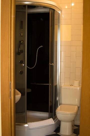 Фото номера Стандартный двухместный номер с 1 кроватью Отель Hotel Pils with Self-Check in г. Сигулда 13