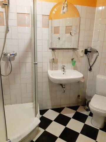 Фото номера Стандартный двухместный номер с 2 отдельными кроватями Отель Hotel Pils with Self-Check in г. Сигулда 4